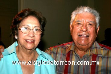 11092007
El festejado junto a su esposa María Luisa Triana de Sánchez.