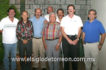 11092007
Armando Martos, Román Torres, Jesús Robles, José Luis  Robles, Jorge Martínez, Rafael Barraza, José González con su buen amigo Miguel Sánchez.
