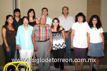 11092007
Don Miguel acompañado de la señora María Luisa de Sánchez, Ariana Sánchez, Carmen R. de Sánchez, Emilio Sánchez, Luis Miguel Sánchez, Víctor Sánchez, Luisa Sánchez, Roxana Ávalos de Sánchez y Melisa Sánchez.