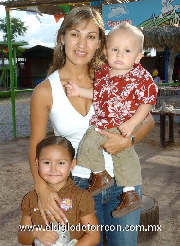 11092007
Liliana Orduña de Rendón con sus hijos Andrea y Carlos Antonio Rendón de Orduña.