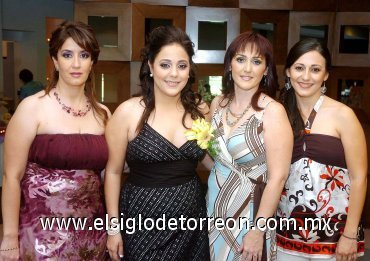 10092007
Lorena Villar Castañeda acompañada de su hermana Ana Cristina Villar y sus cuñadas Karem Hernández de Soto y Gloria Alicia Soto.