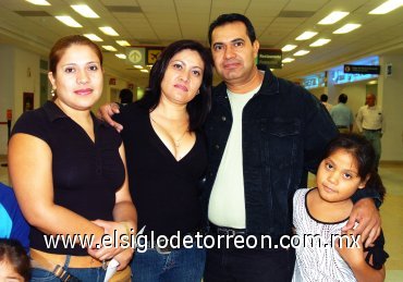 05092007
Carmen Navarro, Anastacio y Pilar Navarrete y Karina Domínguez viajaron a Tijuana.
