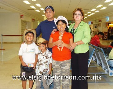 06092007
La familia Rojas Mendiola viajó con destino a Los Ángeles.
