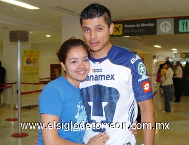 06092007
Ricardo Domínguez viajó a Tijuana, lo despidió Karina Delgadillo.