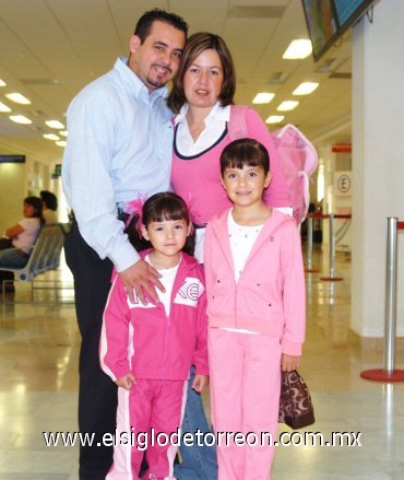 08092007
Alejandro Silva, Bernadeth Quiroz, Stefy y Ana Silva viajaron al DF.