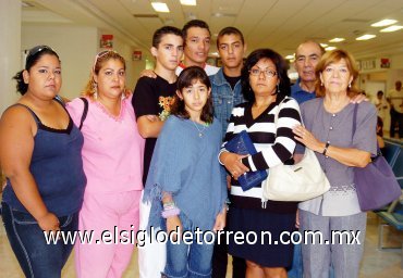 09092007
Christelle Mathew y Georgina Hebben viajaron a París, las despidió la familia Velásquez.