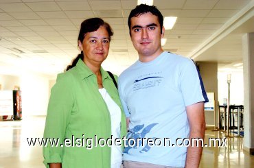 09092007
David Ibarra viajó a San Diego, lo despidió María Rubio.
