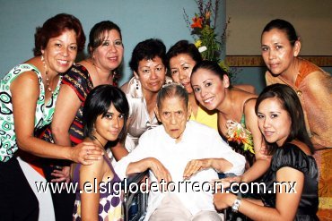 13092007
María Montserrat Martínez Galindo disfrutó de una despedida organizada por su abuelita Esperanza Vázquez Echávarri, Cleotilde, Amalia, Patricia, Margarita, Rocío y Ana.