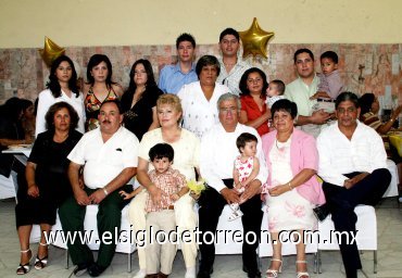 14092007
Blanca Leticia Monreal Adame fue festejada por sus familiares, con motivo de su jubilación de