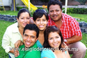 12092007
Alejandro y Wendy Marisol Catarino Hernández fueron festejados por sus padres, Jesús y María de los Ángeles Catarino y su hermana Jéssica, con motivo de sus respectivos cumpleaños.