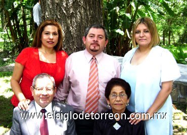 13092007
Enrique García Hernández y Leticia de los Santos de García en compañía de sus hijos Juan Alfonso Garcías, Sonia García de Quintero y María García de Morales, en pasado enlace nupcial en Parras, Coah.