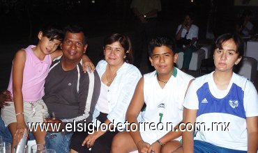 15092007
Marcela, Guillermo, Mónica, Cecy y Memo Jr. Aguilera.