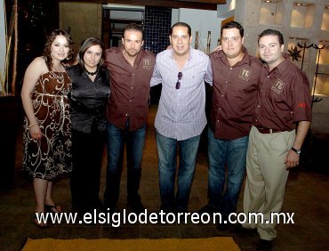 15092007
Verónica Martínez, Roberta Martínez, Pedro Martínez, Carlos Martínez, Alejandro Martínez y Jorge Humphrey.