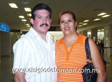 12092007
Érick Tomé viajó a México, lo despidió Isabel de Tomé.