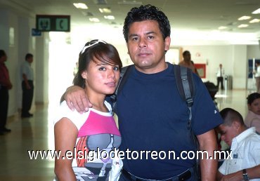 12092007
Héctor Rodríguez viajó a Pachuca, lo despidió Rosalba Rodríguez.