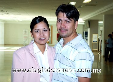 12092007
Yadira Triana viajó a Ciudad Juárez, la despidió Omar Abasta.