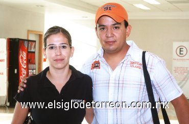 14092007
Arnoldo Castro viajó a Mazatlán, lo despidió Lucía Belkotosky.