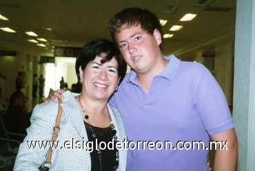 14092007
Bertha Martín viajó a la Ciudad de México, la despidió Manolo Martín
