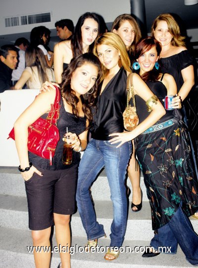 Evelyn Sifuentes, Gisela carrillo, Cristian Mata, Ana González, Vic Barbosa y Araceli Adame.