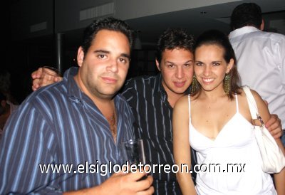 Y ¡Llego la Noche!
Javier Castro, Hugo Dávila y Tena Dingler.