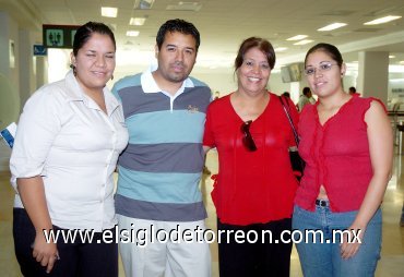 16092007
José Luis Galván viajó a Canadá, lo despidieron Herminia Torres y Julia Galván.
