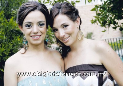 La futura novia junto a su hermana Rita Agüero Sánchez.