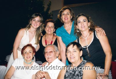 Francisco Dingler junto a sus hijas Goga, Tena, Lizy, María Luisa y Silvia y su nieta Lizy.