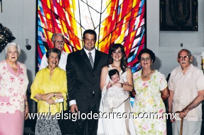La pequeña junto a sus padres y bisabuelos.