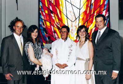 Elegante bautizo
La pequeña María José Villarreal Papadópulos junto a sus padrinos Julio Fernández Gómez y Cristina Villarreal de Fernández, así como sus papás Lizy Papadópulos de Villarreal y Roberto Villarreal Vargas.