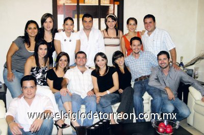 Los novios junto a todos sus invitados.