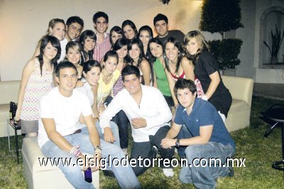 Pepe Antunes junto a todos sus invitados.