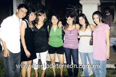 Muchas Felicidades
Pablo Padilla, Luisa Mesa, Rosy Salgado, Ale y Daniela Mondragón, Lorena Martínez y Liz Garay.