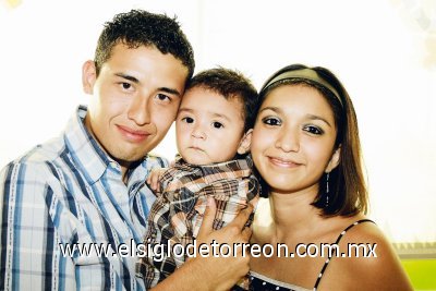 Cumplió un año
Santiago Pinto Gutiérrez con sus papás: Roberto Pinto Zepeda y Susana Gutiérrez.