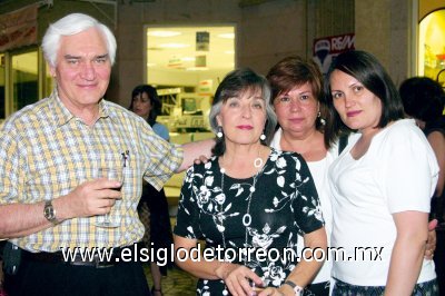 Fernando Russek, Carmen de Russek, Meche Rodríguez y Maricarmen Russek.