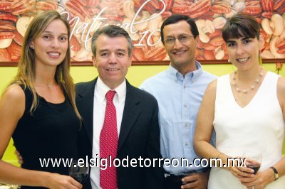 Frutos varios
Daniela de Del Río, Armando Carlos, Gilberto González y Rocío de González.