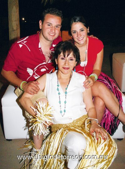 Juan Carlos García Escandón y María José Jiménez Muñoz con la festejada.