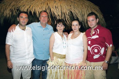 Raúl García Lesprón y Juany Alejandra Escandón de García con sus hijos Raúl Antonio, Alejandra y Juan Carlos García Escandón.