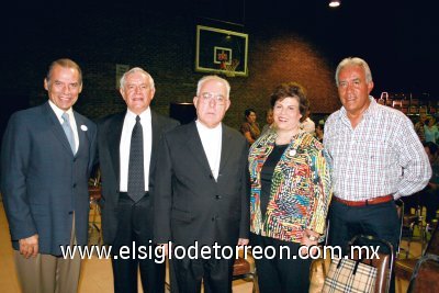 Alberto Villarreal, Padre Quintín Valderrama, S.J., rector de la UIA Laguna, Guadalupe Galván, Beatriz Villarreal y José Luis Meza Sepúlveda.