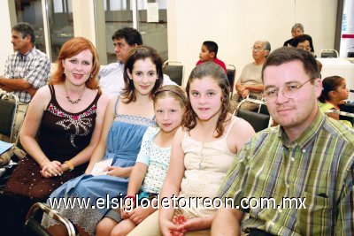 Naima Murra de Mexsen, Mayte Belausteguigoitia de Murra, Katia y Naima María Mexsen Murra y Jacobo Murra Papadópulos.