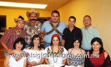 16092007
Ana Laura y Jorge Garza, Omar y Liliana Giacomán, Sergio y Aleiandra Necochea, Beto y Laurencia Herrera, Ali y Laura El Jeryes.