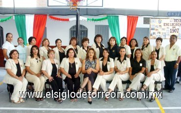 16092007
Grupo de maestras organizadoras de los festejos por los 100 años de la Escuela Primaria Benito Juárez.