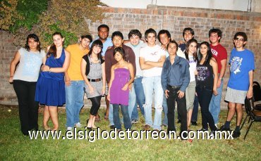 16092007
Julio Ernesto Betancourt Gallardo, acompañado de sus amigos.