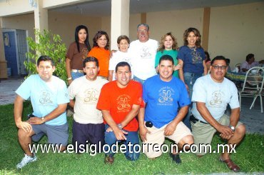 16092007
La feliz pareja junto a sus nueve hijos Adriana, Mónica, Gabriela, Angélica, Sergio, Enrique, Gerardo, Jorge y Guillermo Coronado Enríquez.