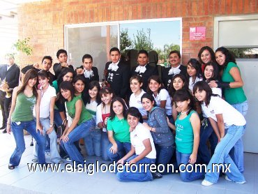 16092007
Los alumnos de preparatoria conmemoraron anticipadamente el aniversario de la Independencia de México, como muestra de su alegría cantaron con el mariachi.