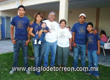 16092007
Los festejados acompañados por la familia Rodríguez Coronado, la cual se compone por Julio Jr., Angélica, Danna Sofía, Julio y Eduardo.