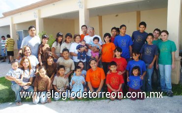16092007
Los señores José Héctor y María del Socorro junto a sus 27 nietos y su bisnieta.