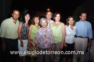 16092007
Señora Bertha Hernández de Natera con sus hijos Roberto, Gabriela, Claudia, Susana y Marcelo Natera y sus hijos políticos Lety y Raúl.