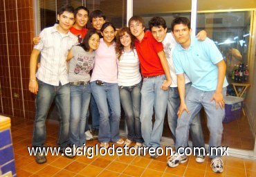 16092007
Tania Rosales con sus amigos Ulises González, Rogelio Juárez, Ilse Juárez, Dalma Sánchez, Jorge Gajón, Arturo Rivas, Héctor Arreola y Alejandro Valenzuela.