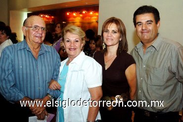 16092007
César Flores, Angélica de Flores, Javier y Janeth Ochoa.