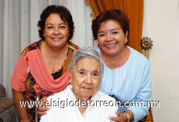 16092007
Consuelo Muñiz de Álvarez festejó sus 94 años de vida, al lado de sus hijas Yolanda Álvarez de Hernández y Evangelina Álvarez.
